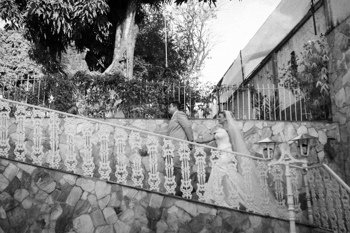 Escadaria de pedra e balaustrada do jardim do Casarão, em preto e branco
